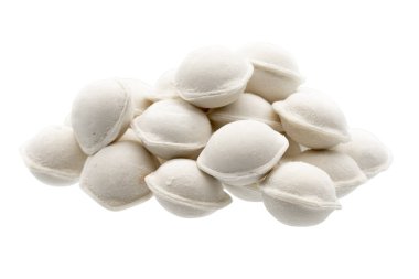 Beyaz arka planda eti olan çiğ hamur köftesi. Pelmeni. Etli dondurulmuş börek. Değişken desen.