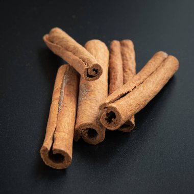 Tarçın çubukları siyah arkaplanda izole edilmiş. Yemek fotoğrafı..