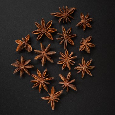 Siyah arkaplanda yıldız anason, yukarıdan aşağıya görünüm