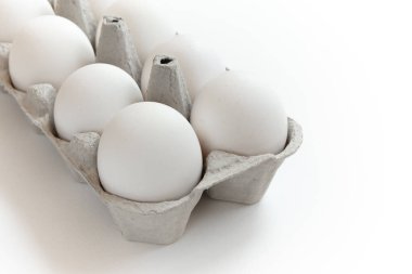 Kutuda beyaz tavuk yumurtası. Beyaz arka planda tavuk yumurtaları olan karton yumurta kutusu..