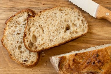 Taze ekmek dilimi ve doğrama tahtasındaki bıçak. Yemek yakın..
