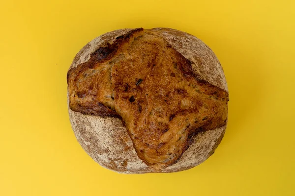 Läckra Hemmagjorda Surdegsbröd Isolerad Gul Bakgrund Ovanifrån Apulianskt Bröd — Stockfoto