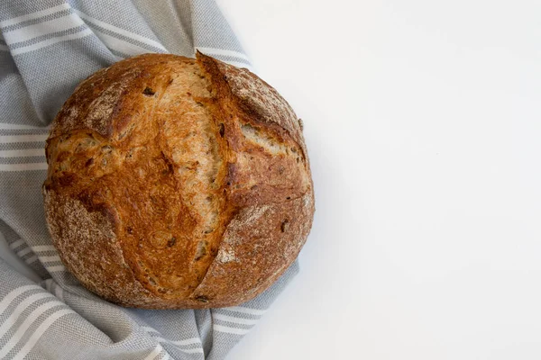 Färskt Bröd Med Grå Duk Vit Bakgrund Ovanifrån — Stockfoto