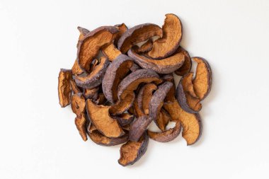 Beyaz arka planda ev yapımı kurutulmuş organik elma dilimleri, çıtır elma cipsi. Düz yatıyordu.