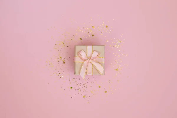 Cadeaudoosje Met Roze Lint Strik Geïsoleerd Roze Achtergrond Cadeau Voor — Stockfoto