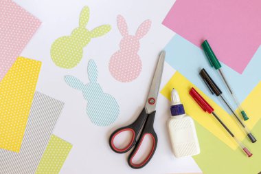 Paskalya Bayramı. Paskalya tavşanı kağıttan yapılmış. Paskalya tavşanı el işi kağıdı. Üst Manzara. Çocuk el sanatları. Kağıttan kesme. El yapımı hurda..