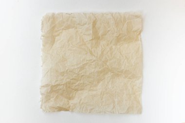 Beyaz arkaplanda izole edilmiş kağıt çarşaf, üst görünüm. Yemek pişirmek için parşömen.