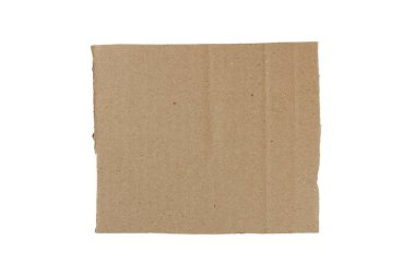 Yırtılmış karton parçası beyaz arka planda izole edilmiş. Yırtık kenarlı karton, üst görünüm.