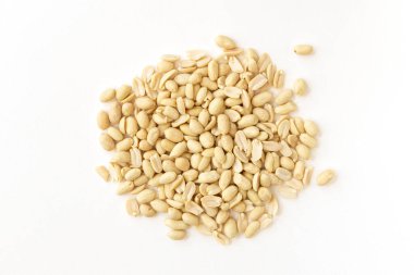 Beyaz arka planda soyulmuş ve izole edilmiş yerfıstıkları. Üst görünüm, yakın çekim.