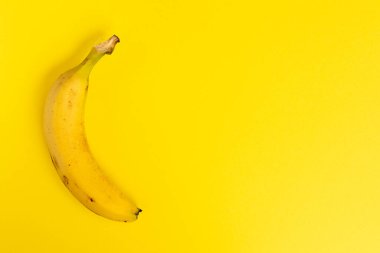 Üst Manzara. Sarı muz sarı arka planda mesaj için yer var. Düz yatıyordu