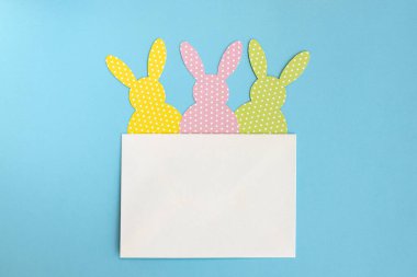 El yapımı komik Paskalya tavşanları kartı. Düz yatıyordu. Tebrik kartı şablonu. Asgari Paskalya konsepti.