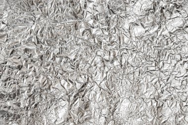 Buruşuk alüminyum mutfak folyosu, üst görünüm yakın plan, arka plan için parlak yüzeyi olan gümüş folyo