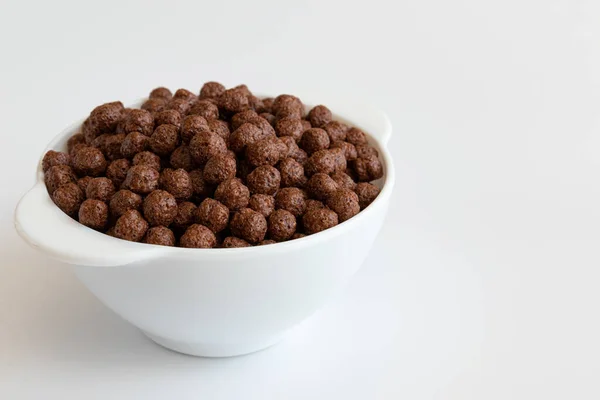 白い背景に隔離されたボウルにチョコレートシリアル チョコレートボール 健康的な朝食 — ストック写真