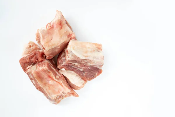 생고기를 클로즈업 생돼지고기 매크로 배경에서 과볶기를 돼지고기 — 스톡 사진