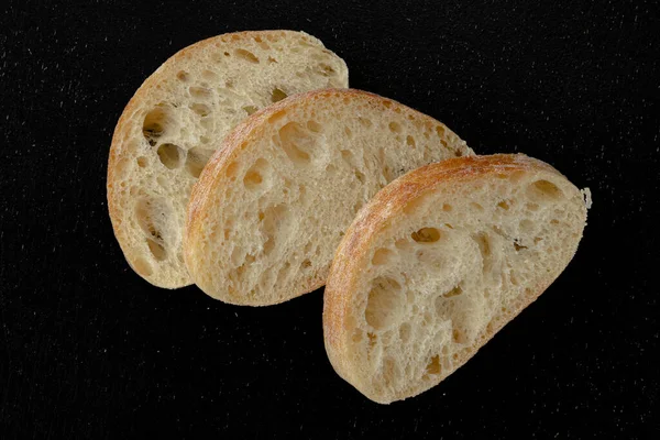 Chleb Ciabatta Plasterkach Czarnym Rustykalnym Tle Włoski Biały Chleb — Zdjęcie stockowe