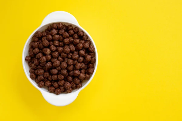 Bol Céréales Chocolat Isolé Sur Fond Jaune Boules Chocolat Petit — Photo