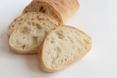 Beyaz arka planda izole edilmiş ciabatta ekmeği, yan manzara, dilimlenmiş İtalyan ciabatta