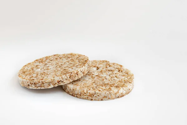 Хрустящие Рисовые Торты Белом Фоне Два Надутых Хлеба Цельного Зерна — стоковое фото