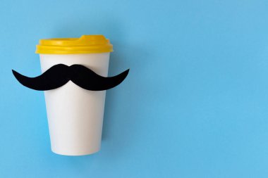 Mutlu Babalar Günü konsepti, kağıt bardakta siyah bıyık mavi arka planda kahve ve metin için boş alan.