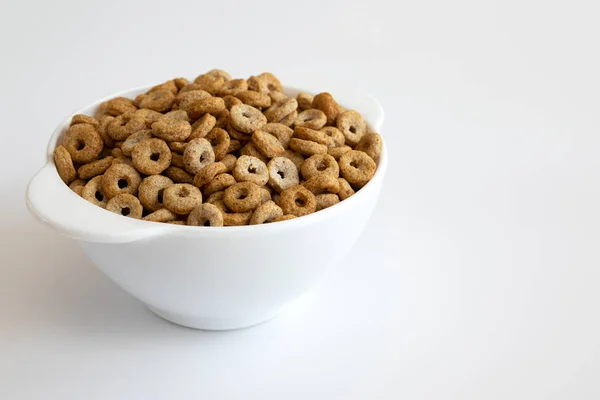 Gabonapehely Cheerios Tálban Elszigetelt Fehér Alapon Tányér Finom Gyűrűk Egészséges — Stock Fotó