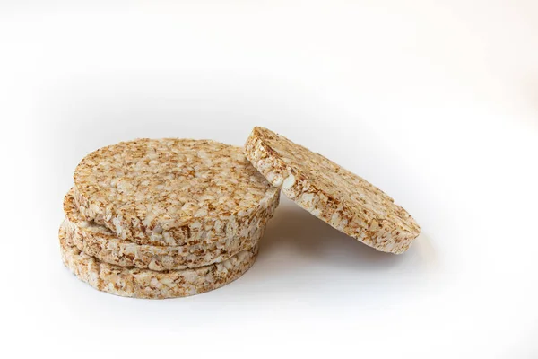 Хрустящие Рисовые Торты Белом Фоне Четыре Слоистых Хлеба Цельного Зерна — стоковое фото