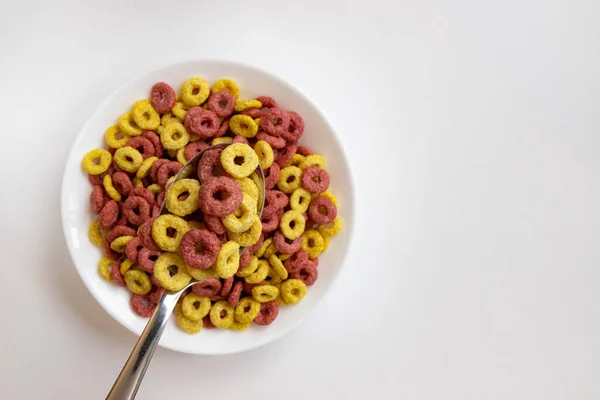 Cheerios Farbige Hafer Müslischale Mit Löffel Isoliert Auf Weißem Hintergrund — Stockfoto