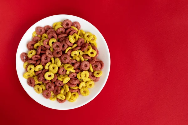 Płatki Kukurydziane Miska Izolowane Czerwonym Tle Całe Ziarna Cheerios Śniadanie — Zdjęcie stockowe