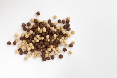 Çikolata ve vanilyalı kahvaltı gevreği dokusu, mısır gevreği yığını, çikolatalı mısır topları, üst manzara.