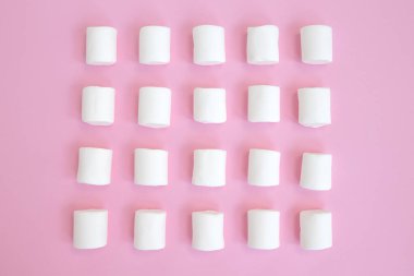 Pembe arka planda kalıp marşmelov, üst görünüm, düz döşeme, dekorasyon konsepti, yemek arka planı