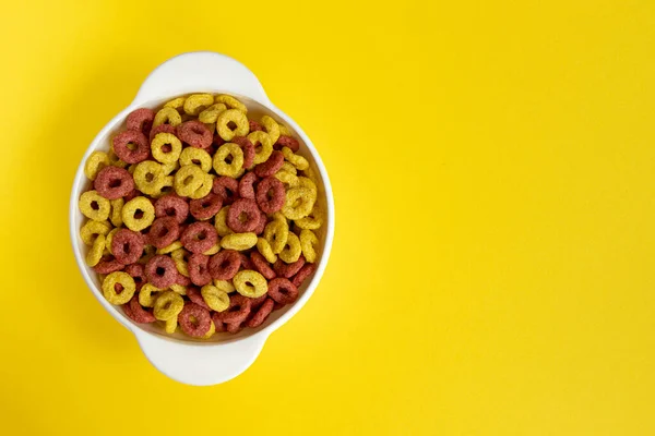 Tazón Anillos Cereales Integrales Aislados Sobre Fondo Amarillo Concepto Desayuno —  Fotos de Stock