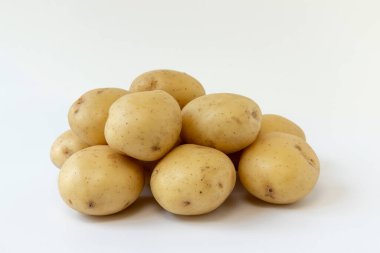 Beyaz arka planda izole edilmiş taze patates yığını, çiğ sebzeler, taze patates hasadı, yan görüş.
