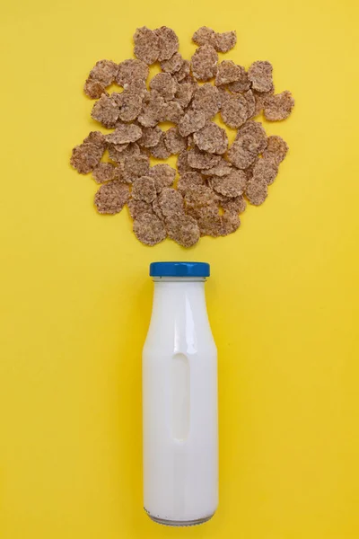 朝の朝食や軽食 健康的な栄養 減量と食事のコンセプトを準備するための黄色の背景にビーガンミルクとコーンフレークのガラス瓶 — ストック写真