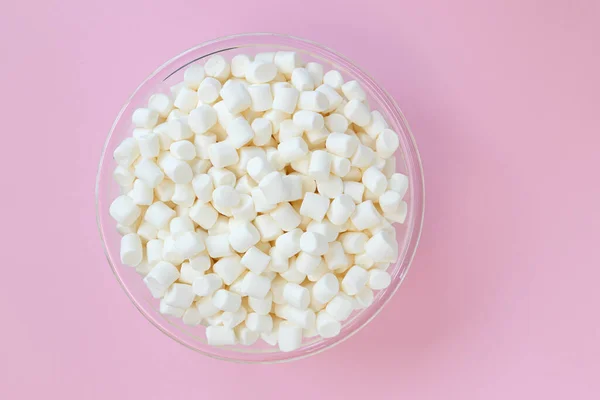 Marshmallows Brancos Tigela Sobre Fundo Rosa Vista Superior Espaço Vazio — Fotografia de Stock