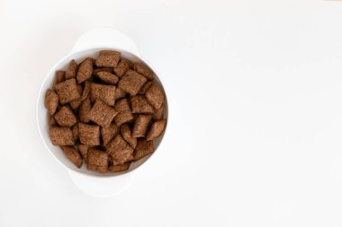 Beyaz arka planda izole edilmiş çikolata pedleri, mesaj için boş yeri olan çikolatalı mısır pedleri, sağlıklı kahvaltı, üst manzara.