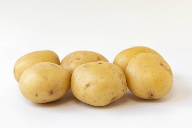 Beyaz arka planda izole edilmiş taze patates yığını, çiğ sebzeler, taze patates hasadı, yan görüş.