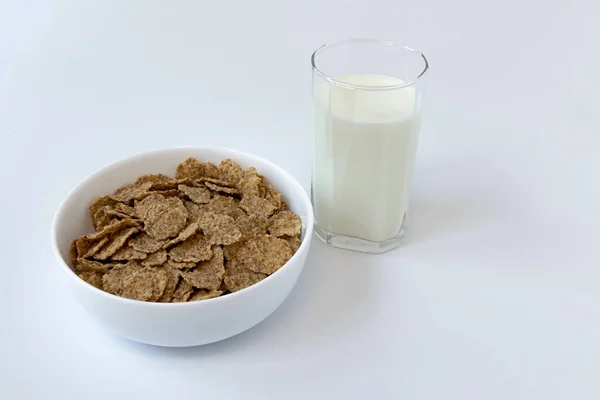 白い背景に隔離された牛乳の粒状のフレークとガラスのボウル コーンフレークと牛乳で健康的な朝食 トップビュー — ストック写真