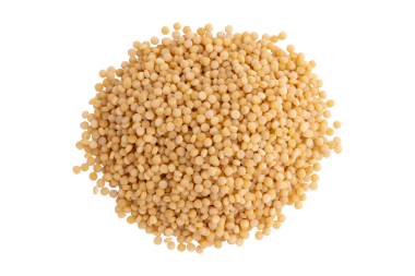 Beyaz arkaplanda izole edilmiş ham kuskus yığını, üst görünüm