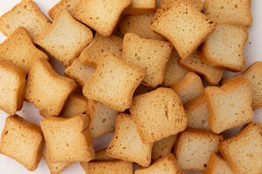 Tam buğday tostları, kızarmış ekmek dilimleri ya da beyaz arka planda izole edilmiş ruslar, üst manzara