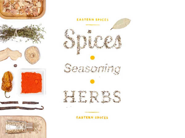 farklı baharatlar ve otlar beyaz zemin üzerinde. Üstten Görünüm