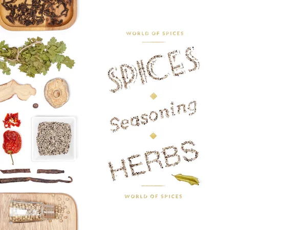 farklı baharatlar ve otlar beyaz zemin üzerinde. Üstten Görünüm