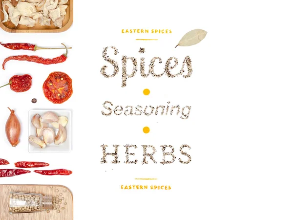 farklı baharatlar ve otlar beyaz zemin üzerinde. Üstten Görünüm