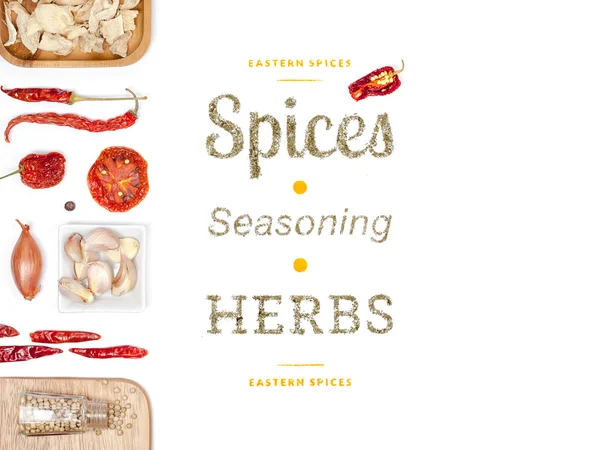 farklı baharatlar ve otlar beyaz zemin üzerinde. Üstten Görünüm