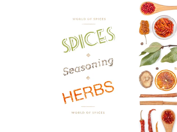 farklı baharatlar ve otlar beyaz zemin üzerinde. Üstten Görünüm