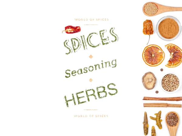 farklı baharatlar ve otlar beyaz zemin üzerinde. Üstten Görünüm