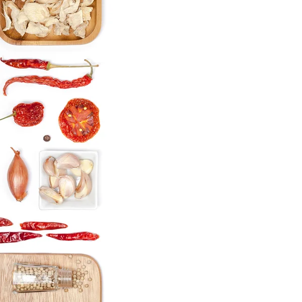 farklı baharatlar ve otlar beyaz zemin üzerinde. Üstten Görünüm