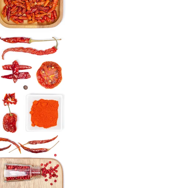 farklı baharatlar ve otlar beyaz zemin üzerinde. Üstten Görünüm