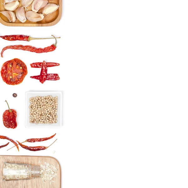 farklı baharatlar ve otlar beyaz zemin üzerinde. Üstten Görünüm