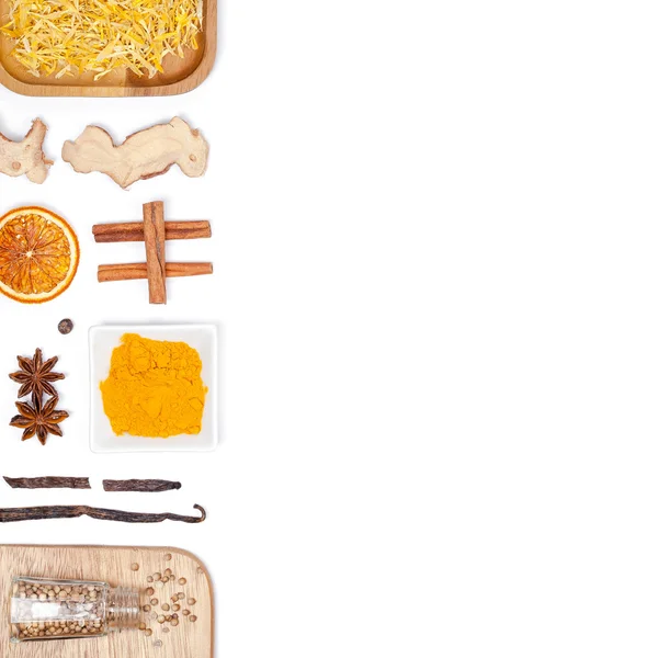 farklı baharatlar ve otlar beyaz zemin üzerinde. Üstten Görünüm