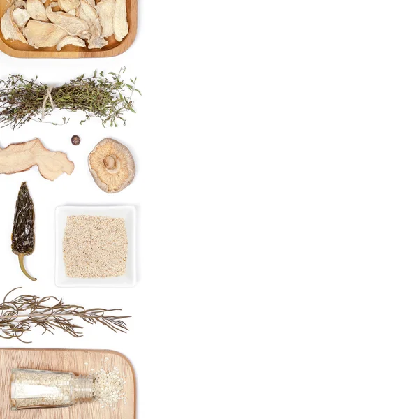 farklı baharatlar ve otlar beyaz zemin üzerinde. Üstten Görünüm