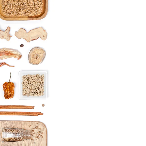 farklı baharatlar ve otlar beyaz zemin üzerinde. Üstten Görünüm